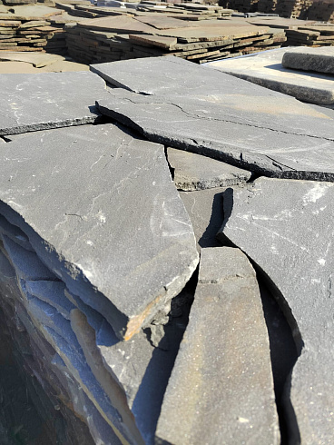 Kamenclub.ru: Песчаник пластушка светло-серый (2,0 см)  купить в Улан-Уде плитняк- ластушка светло-серый, серый рваный ландшафтный плитняк колотый 13800 руб/м3   фото КАМЕНЬ КЛУБ