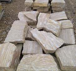 Kamenclub.ru: Песчаник пластушка желтый с рисунком (7-15 см)  купить в Улан-Уде плитняк - пластушка - бут желтый песчаник 10200 руб/м3   фото КАМЕНЬ КЛУБ