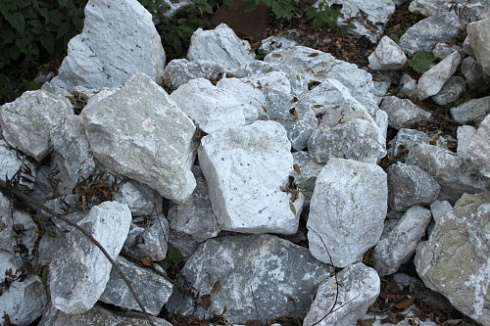 Kamenclub.ru: Мраморизированный известняк фр. 100-500 мм.  купить в Улан-Уде известняк серый белый темно-серый сероватый валун природного образования окатанный 10500 руб/т   фото КАМЕНЬ КЛУБ