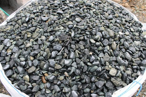 Kamenclub.ru: Щебень галтованный зеленый (змеевик) фр. 20-40 мм.  купить в Улан-Уде мрамор зеленый, салатовый оголтованный щебень мраморный 12500 руб/т   фото КАМЕНЬ КЛУБ