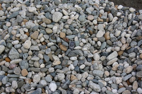 Kamenclub.ru: Галька речная окат (ассорти) фр. 50-100 мм. купить  в Улан-Уде галька природная округлая серая белая черная серая коричневая синяя галька речная окатанная округлая 6200 руб/т   фото КАМЕНЬ КЛУБ