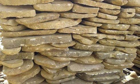 Kamenclub.ru: Песчаник колотый для облицовки (фр. 2-3 см)  купить в Улан-Уде песчаник бежевый серый рыжий песчаник строительный 5000 руб/т   фото КАМЕНЬ КЛУБ