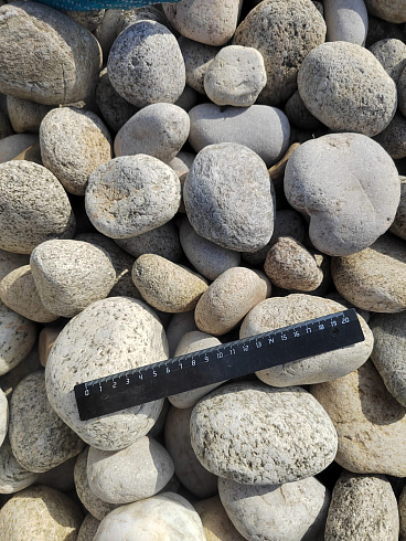 Kamenclub.ru: Галька речная окат (серо-белая) фр. 70-120 мм купить  в Улан-Уде галька галечник бело-серая, серо-белая, серая, белая речная природная галька  8000 руб/т   фото КАМЕНЬ КЛУБ