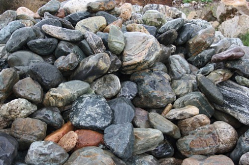 Kamenclub.ru: Ландшафтные валунчики фр.100-500 мм.  купить в Улан-Уде крупный природный камень серый, темно-серый, светло-серый речной валун крупный 4800 руб/т   фото КАМЕНЬ КЛУБ