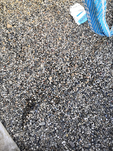Kamenclub.ru: Галька речная окат (серая) фр.3-5 мм купить  в Улан-Уде галька речная серая бежевый темно-серый окатанный речной камень округлый 9500 руб/т   фото КАМЕНЬ КЛУБ
