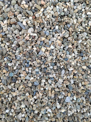 Kamenclub.ru: Галька речная окат (серая) фр.3-5 мм купить  в Улан-Уде галька речная серая бежевый темно-серый окатанный речной камень округлый 9500 руб/т   фото КАМЕНЬ КЛУБ