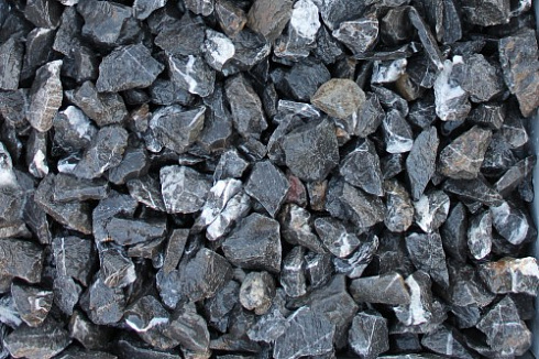 Kamenclub.ru: Щебень крошка черный (мрамор) фр. 40-70 мм.  купить в Улан-Уде мрамор черный с белыми прожилками, черный, белый декоративный щебень 11000 руб/т   фото КАМЕНЬ КЛУБ