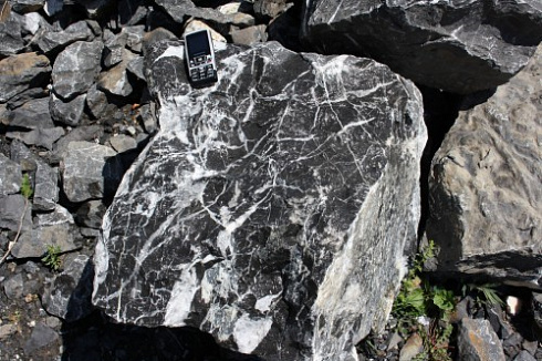 Kamenclub.ru: Черный мрамор скальник фр. 1000-1500 мм.  купить в Улан-Уде мрамор черный белый серый крупный колотый валун ландшафтный 9000 руб/т   фото КАМЕНЬ КЛУБ