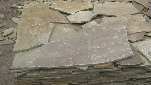 Kamenclub.ru: Песчаник пластушка серо-зеленый (4,0 см- 5,0 см)  купить в Улан-Уде песчаник серо-зеленый, серый, зеленый песчаник рваный ландшафтный колотый 9000 руб/м3   фото КАМЕНЬ КЛУБ