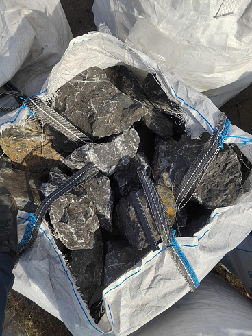 Kamenclub.ru: Черный мрамор скальник фр. 100-500 мм.  купить в Улан-Уде мрамор черный белый серый крупный колотый валун ландшафтный 8500 руб/т   фото КАМЕНЬ КЛУБ