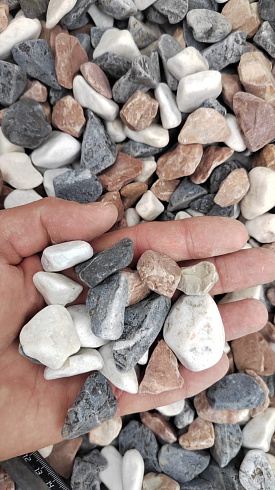 Kamenclub.ru: Мраморная крошка (щебень галтованный микс:белый-зеленый-розовый) фр.20-40 мм.  купить в Улан-Уде мрамор белый, зеленый, розовый мрамор декоративный (галтовка) 15500 руб/т   фото КАМЕНЬ КЛУБ