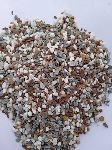 Kamenclub.ru: Мраморная крошка (щебень галтованный микс:: белый-черный) фр.5-10 мм  купить в Улан-Уде мрамор белый, черный, молочный, серый галтовка мраморная окатанная декоративная ландшафтная 15500 руб/т   фото КАМЕНЬ КЛУБ