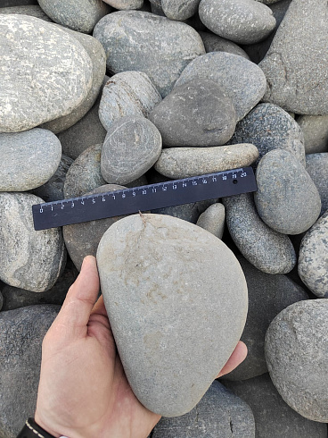Kamenclub.ru: Галька речная плоская (серо-белая) фр. 70-120 мм. купить  в Улан-Уде галька галечник речной серый, белый окатанная плоская  природная галька 9000 руб/т   фото КАМЕНЬ КЛУБ