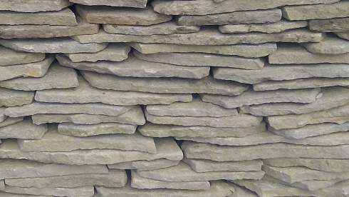 Kamenclub.ru: Песчаник пластушка светло-серый (3,0 см)  купить в Улан-Уде песчаник светло-серый, серый песчаник рваный ландшафтный колотый 13800 руб/м3   фото КАМЕНЬ КЛУБ