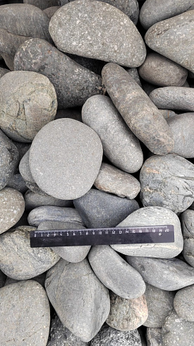 Kamenclub.ru: Галька речная окат (темно-серая) фр. 70-150 мм. купить  в Улан-Уде галька речная темно-серая, синяя, серая речная галька округлая  8000 руб/т   фото КАМЕНЬ КЛУБ