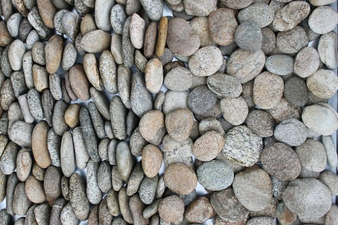 Kamenclub.ru: Галька речная плоская (серо-белая) фр. 70-120 мм. купить  в Улан-Уде галька галечник речной серый, белый окатанная плоская  природная галька 9000 руб/т   фото КАМЕНЬ КЛУБ