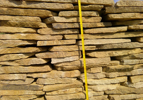 Kamenclub.ru: Песчаник пластушка желтый с разводом под дерево (2 см)  купить в Улан-Уде плитняк желтый с разводами, желтый, рыжий, серый песчаник пластушка рваная ландшафтная 11 000 руб/м3   фото КАМЕНЬ КЛУБ