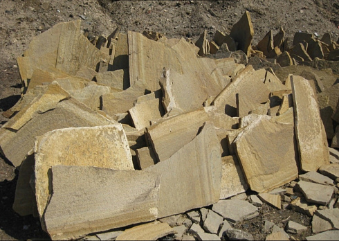 Kamenclub.ru: Форматный камень (плаха) пошаговая дорожка от 70-150 см (4 -12 см)  купить в Улан-Уде плитняк  форматный плаха желтый песчаник 9 000 руб/т   фото КАМЕНЬ КЛУБ