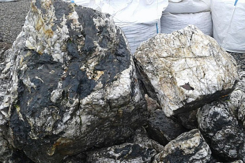 Kamenclub.ru: Черный гранит - кварцит фр. 100-500 мм.  купить в Улан-Уде мрамор гранит черный с белыми прожилками, серый, белый валун скальный колотый 7000 руб/т   фото КАМЕНЬ КЛУБ