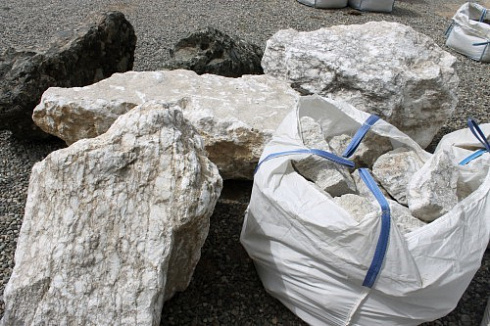 Kamenclub.ru: Мраморизированный известняк фр. 100-500 мм.  купить в Улан-Уде известняк серый белый темно-серый сероватый валун природного образования окатанный 10500 руб/т   фото КАМЕНЬ КЛУБ