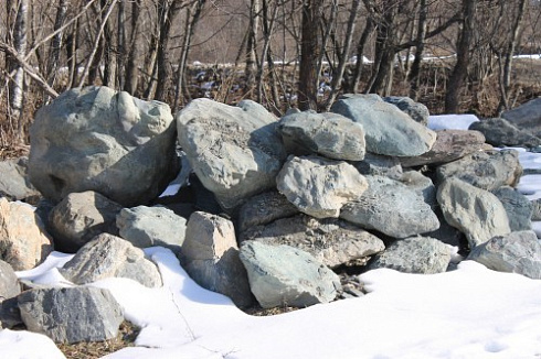 Kamenclub.ru: Гранит скальник (серо-зеленый) фр. 500-1500 мм.  купить в Улан-Уде гранит мрамор  серый зеленый темно-серый глыба скальная колотая ландшафтная 7 500 руб/т   фото КАМЕНЬ КЛУБ