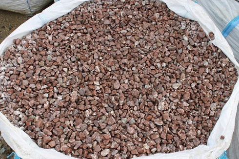 Kamenclub.ru: Мраморная крошка (щебень галтованный розовый) фр.10-20 мм.  купить в Улан-Уде мрамор розовый, красный ландшафтный декоративный окатанный округлый щебень 15000 руб/т   фото КАМЕНЬ КЛУБ