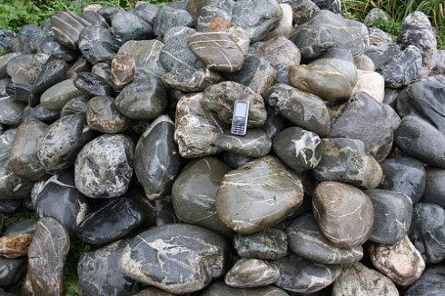 Kamenclub.ru: Валунчик Паутинник фр.100-300 мм  купить в Улан-Уде крупный природный камень галечник темно-серый с прожилками белый черный речной валунчик 5000 руб/т   фото КАМЕНЬ КЛУБ