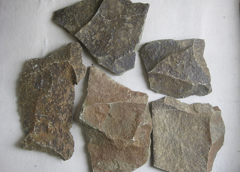 Kamenclub.ru: Песчаник пластушка "фонтанка" серо-зеленая (3,0-5,0 см)  купить в Улан-Уде песчаник серо-зеленая колотые плитки облицовочные пластушки 11400 руб/м3   фото КАМЕНЬ КЛУБ