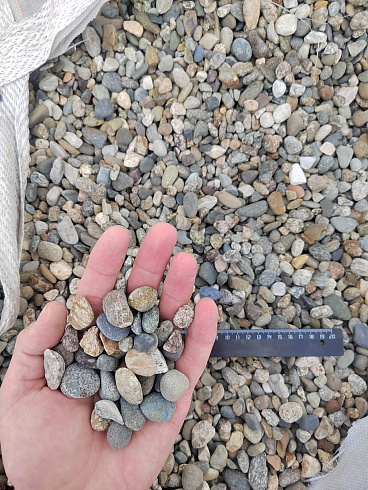 Kamenclub.ru: Галька речная окат (серая) фр.10-20 мм купить  в Улан-Уде галька речная серая, серый, темно-серый, светло-серый, коричневый ландшафтная декоративная речная окатанная округлая галька 5000 руб/т   фото КАМЕНЬ КЛУБ