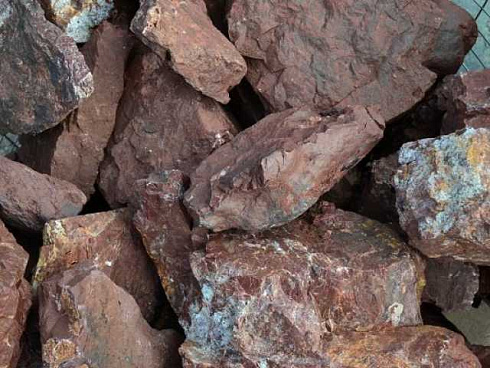 Kamenclub.ru: Щебень крошка красный (ЯШМА) фр. 20-40 мм.  купить в Улан-Уде яшма красный, бордовый декоративный ландшафтный щебень 9000 руб/т   фото КАМЕНЬ КЛУБ