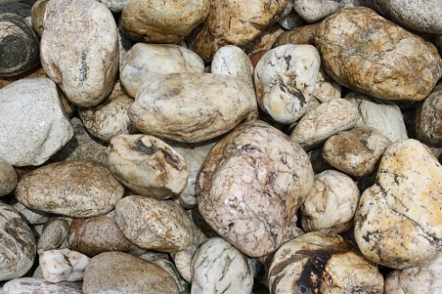 Kamenclub.ru: Кварцевый валунчик фр.100-300 мм.  купить в Улан-Уде кварц белый, бежевый молочный рыжий крупный природный камень галечник 7850 руб/т   фото КАМЕНЬ КЛУБ