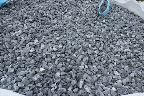 Kamenclub.ru: Щебень галтованный черный (мрамор) фр.10-20 мм.  купить в Улан-Уде мрамор черный с белыми прожилками, черный, белый окатанный округлый ландшафтный декоративный щебень 15000 руб/т   фото КАМЕНЬ КЛУБ