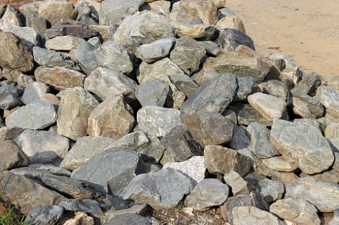 Kamenclub.ru: Гранит скальник (серо-зеленый) фр. 100-500 мм.  купить в Улан-Уде гранит зеленый, серый, салатовый крупный ландшафтный валун 6 000 руб/т   фото КАМЕНЬ КЛУБ