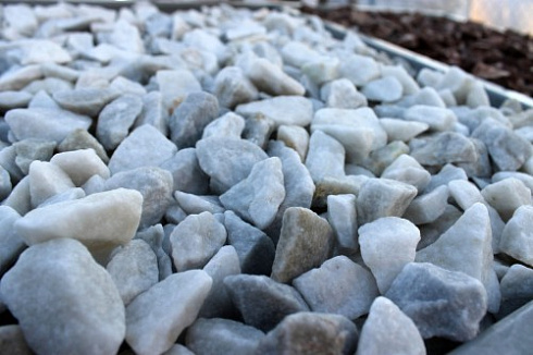 Kamenclub.ru: Мраморная крошка, щебень, цвет-белый,  фр. 20-40 мм.  купить в Улан-Уде мрамор белый молочный слоновая кость айвори  мраморная крошка ландшафтная 12000 руб/т   фото КАМЕНЬ КЛУБ