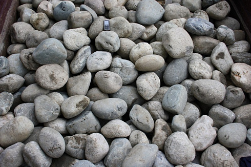 Kamenclub.ru: Темно-серый валунчик фр.100-300 мм.  купить в Улан-Уде крупный природный камень серый, темно-серый, светло-серый речная галька большого размера окатанная 4500 руб/т   фото КАМЕНЬ КЛУБ