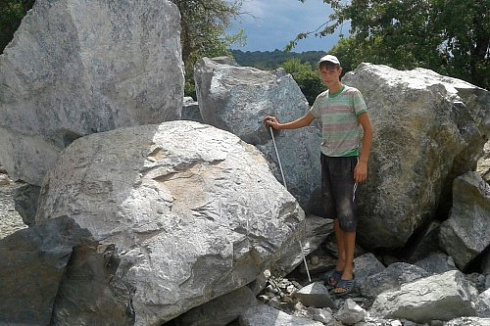 Kamenclub.ru: Змеевик скальник фр. 500-1500 мм.  купить в Улан-Уде змеевик зеленый серый черный глыба скальная колотая 7500 руб/т   фото КАМЕНЬ КЛУБ