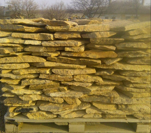 Kamenclub.ru: Песчаник пластушка "фонтанка" желтая (3,0 - 5,0 см)  купить в Улан-Уде песчаник желтая, рыжий, желтый песчаник колотый рваный со сколом облицовочный 16200 руб/м3   фото КАМЕНЬ КЛУБ