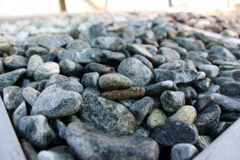 Kamenclub.ru: Щебень галтованный зеленый (змеевик) фр. 20-40 мм.  купить в Улан-Уде мрамор зеленый, салатовый оголтованный щебень мраморный 12500 руб/т   фото КАМЕНЬ КЛУБ