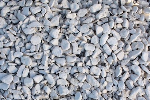 Kamenclub.ru: Мраморная крошка (щебень галтованный белый) фр.40-70 мм.  купить в Улан-Уде мрамор белый молочный айвори окатанный округлый природный камень 17000 руб/т   фото КАМЕНЬ КЛУБ