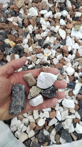 Kamenclub.ru: Мраморная крошка (щебень крошка микс : белый-черный-розовый) фр. 20-40 мм.  купить в Улан-Уде мрамор белый, черный, розовый декоративная ландшафтная крошка 12000 руб/т   фото КАМЕНЬ КЛУБ