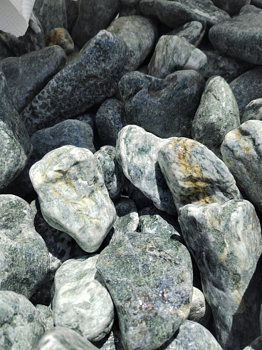 фото Галтованный жадеит (фр. 70-100 мм)  купить в Улан-Уде в интернет-портале КАМЕНЬ КЛУБ