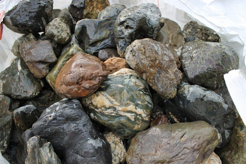 Kamenclub.ru: Ландшафтные валунчики фр.100-500 мм.  купить в Улан-Уде крупный природный камень серый, темно-серый, светло-серый речной валун крупный 4800 руб/т   фото КАМЕНЬ КЛУБ