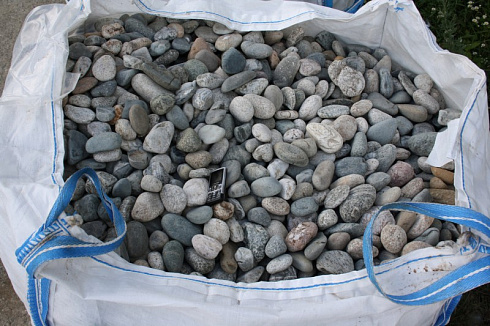 Kamenclub.ru: Галька речная окат (серая) фр.40-60 мм купить  в Улан-Уде галька речная серый бежевый рыжий коричневый округлый речной камень 5000 руб/т   фото КАМЕНЬ КЛУБ
