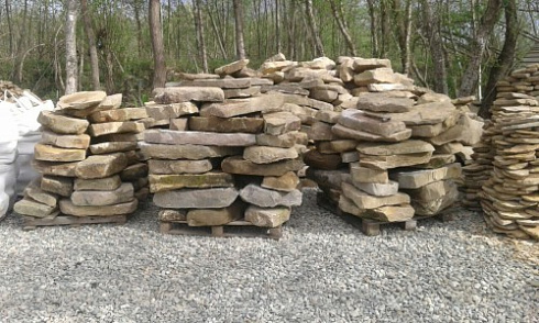 Kamenclub.ru: Песчаник плиты - плахи - пошаговые дорожки (фр. 70-150 мм)  купить в Улан-Уде песчаник серый бежевый желтый зеленый колотый песчаник строительный 6500 руб/т   фото КАМЕНЬ КЛУБ