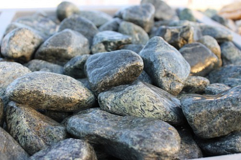 Kamenclub.ru: Щебень галтованный зеленый (змеевик) фр. 50-100 мм.  купить в Улан-Уде галтовка мраморная зеленый, салатовый мрамор 12 500 руб/т   фото КАМЕНЬ КЛУБ