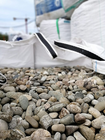 Kamenclub.ru: Галька речная окат (пестрая) фр. 20-40 мм. купить  в Улан-Уде галька речная пестрая, серая, серые оттенки галька речная окатанная округлая 5000 руб/т   фото КАМЕНЬ КЛУБ