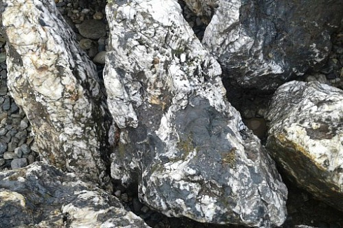 Kamenclub.ru: Черный гранит - кварцит фр. 100-500 мм.  купить в Улан-Уде мрамор гранит черный с белыми прожилками, серый, белый валун скальный колотый 7000 руб/т   фото КАМЕНЬ КЛУБ