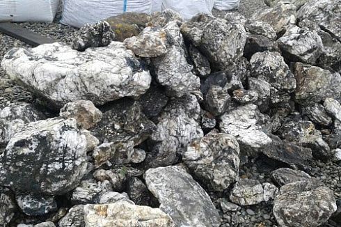 Kamenclub.ru: Черный гранит - кварцит фр. 500-1000 мм.  купить в Улан-Уде гранит кварцит черный серый белый скальный колотый валун 9750 руб/т   фото КАМЕНЬ КЛУБ