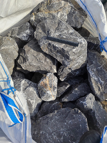 Kamenclub.ru: Черный мрамор скальник фр. 100-500 мм.  купить в Улан-Уде мрамор черный белый серый крупный колотый валун ландшафтный 8500 руб/т   фото КАМЕНЬ КЛУБ