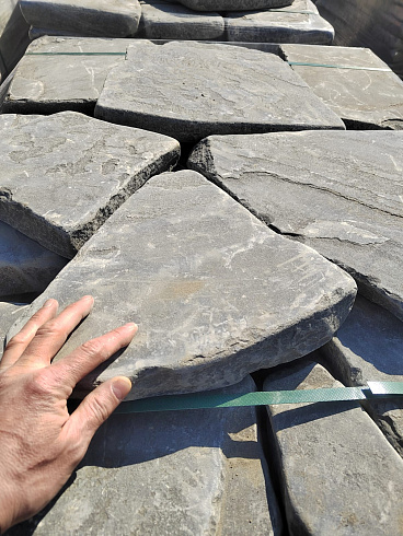 Kamenclub.ru: Песчаник пластушка светло-серый (4,0 - 6,0 см)  купить в Улан-Уде плитняк - пластушка светло-серый песчаник 12600 руб/м3   фото КАМЕНЬ КЛУБ